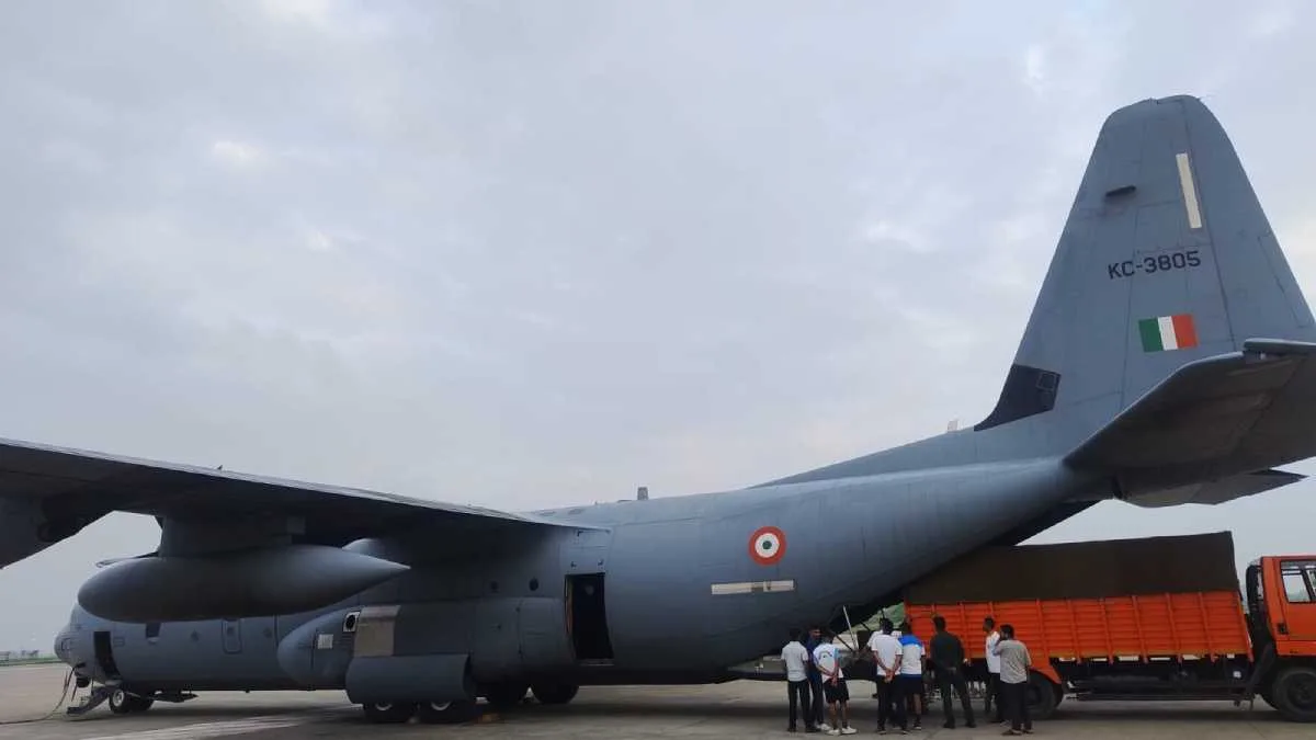 ১১ সদস্যের উদ্ধারকারী দল ও ৫.৫ টন ওষুধ নিয়ে ভারত থেকে নেপালে গেল বিমান