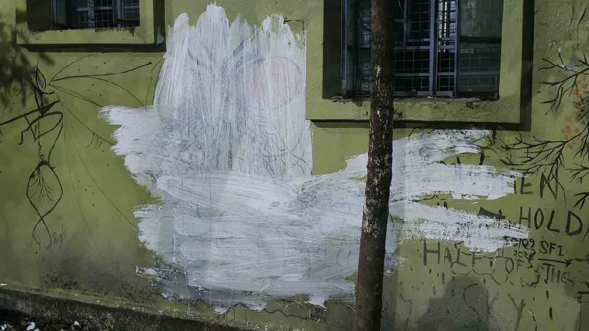 মাঝরাতে যাদবপুর বিশ্ববিদ্যালয়ের দেওয়াল লিখল আবার মোছা হলো, কার্ল মার্কসে প্রলেপ দিল কে?