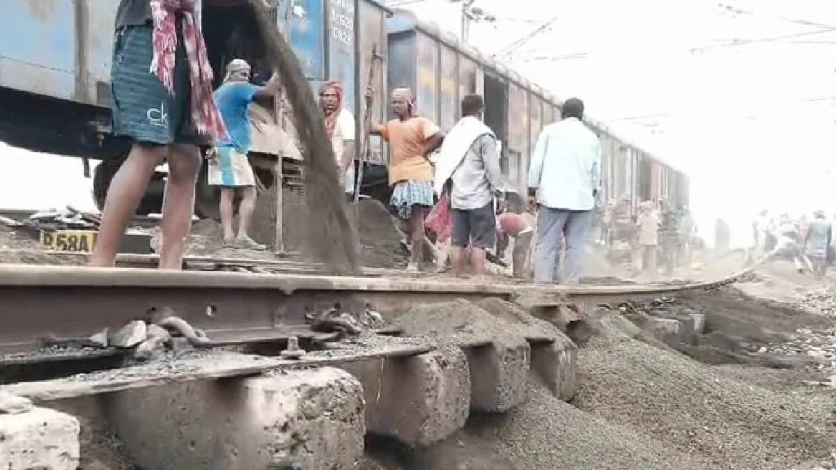 নাগাড়ে বৃষ্টির জেরে ফরাক্কায় রেললাইনে ধস, ব্যাহত একাধিক ট্রেন চলাচল