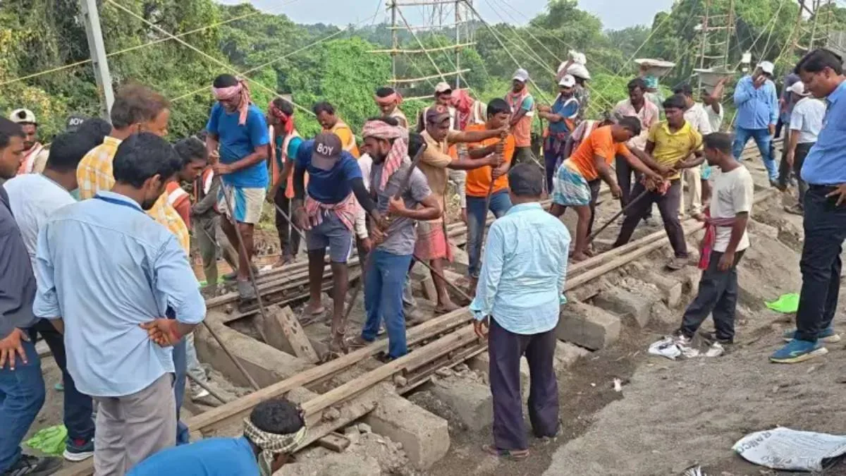 উত্তরবঙ্গে বহু ট্রেন বাতিল অব্যাহত, শনিবারও বিপর্যস্ত রেল পরিষেবা