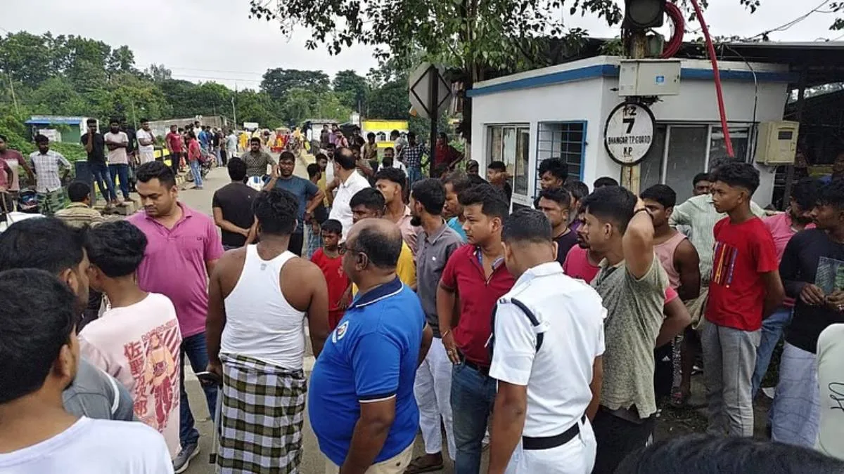 ট্রাফিক সিগন্যাল ভেঙে মহিলাকে ধাক্কা মারল ম্যাটাডোর, পিষে দিল বাস, অবরোধ ভাঙড়ে