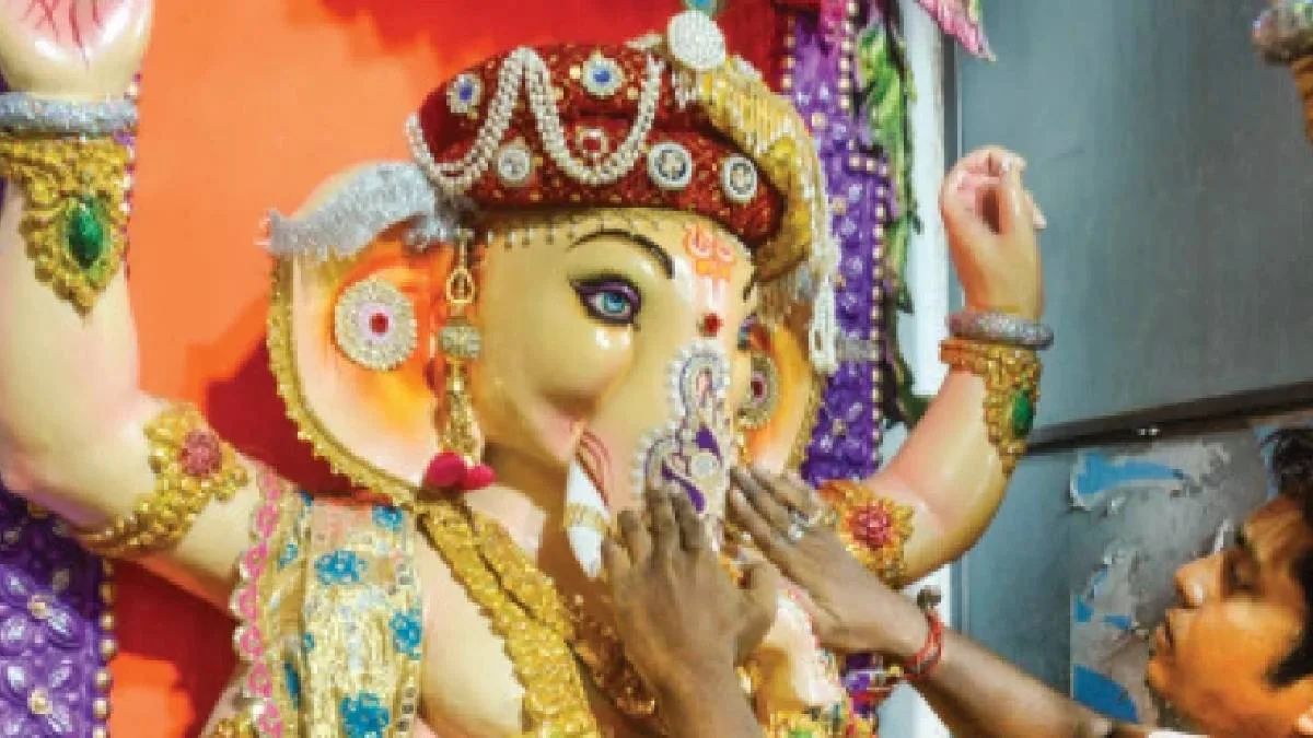 জমিদার গণেশের চাহিদা বেড়েছে কুমোরটুলিতে, রাজ সিংহাসন তৈরি হচ্ছে জোরকদমে