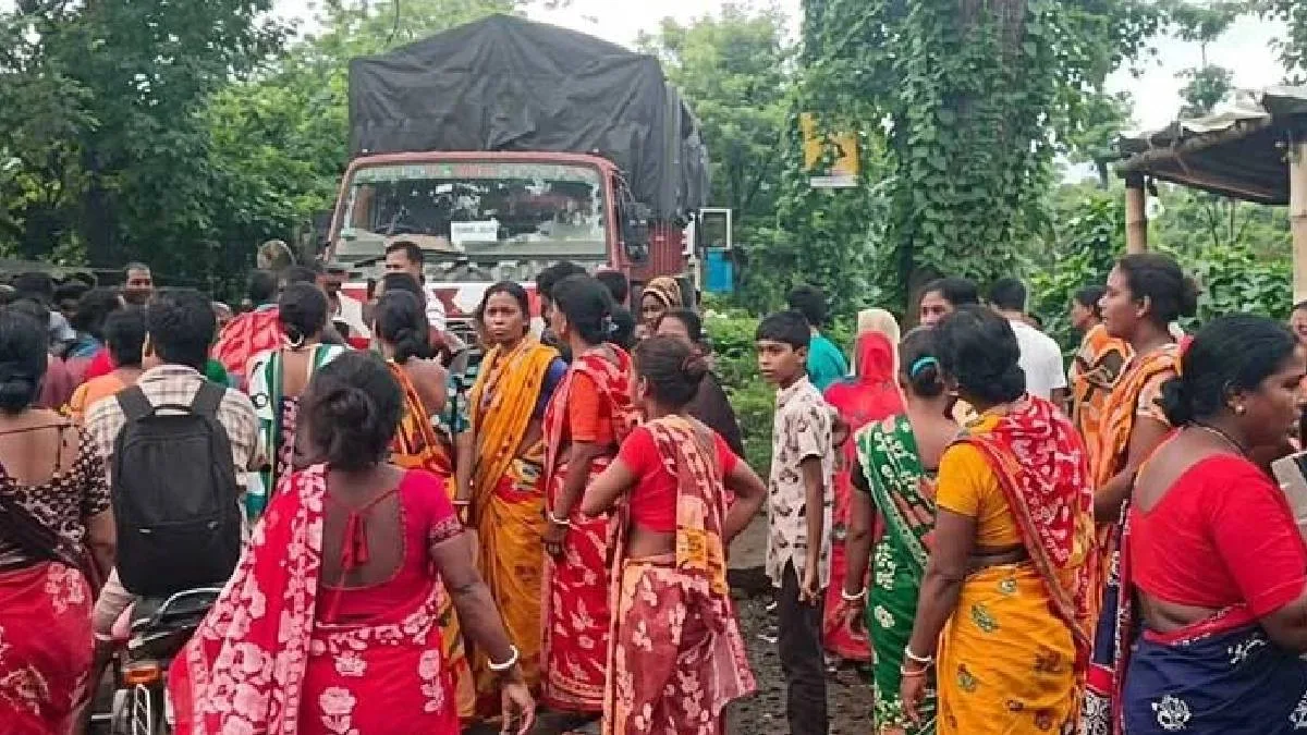 অন্নপূর্ণা যোজনার টাকা না পেয়ে পথ অবরোধ, উদয়নারায়ণপুরে মহিলাদের ক্ষোভ