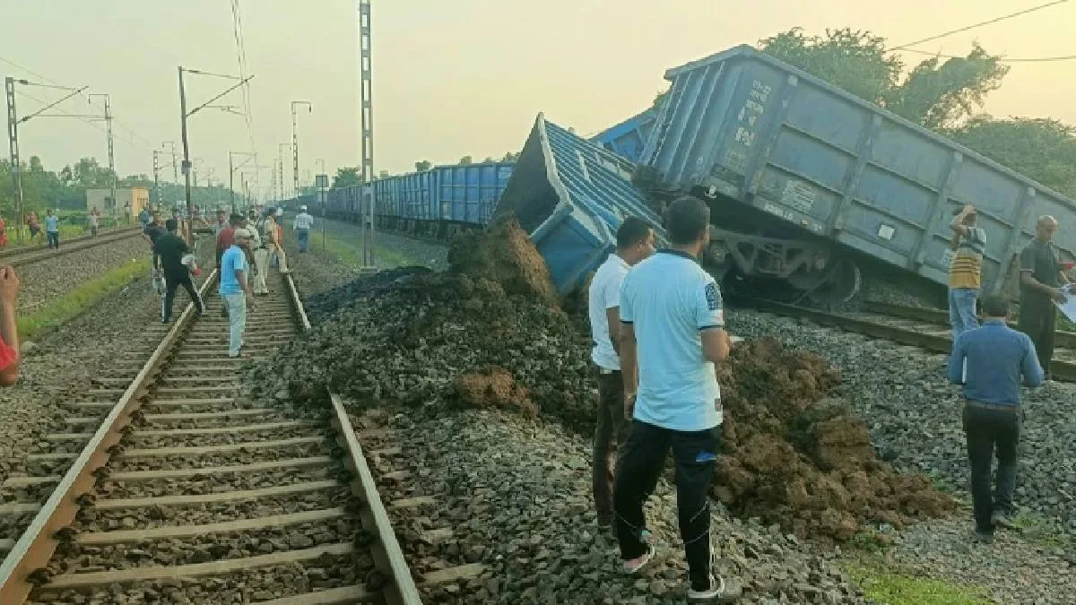 হাওড়া-খড়গপুর শাখায় লাইনচ্যুত হয়ে পড়ল মালগাড়ি, চারটি বগি গড়িয়ে পড়ল পথে