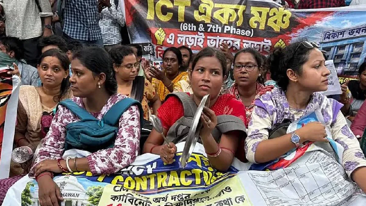বেতন বৈষম্যের সঙ্গে এবার ছাঁটাইয়ের ঘা, বিকাশ ভবন ঘেরাও কম্পিউটার শিক্ষকদের