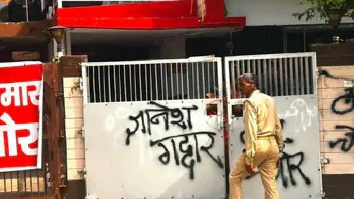 জ্ঞানেশ কুমারের আগ্রার বাড়ির বাইরে বিক্ষোভ, মূল ফটকে লেখা হল ‘জ্ঞানেশ গদ্দার’