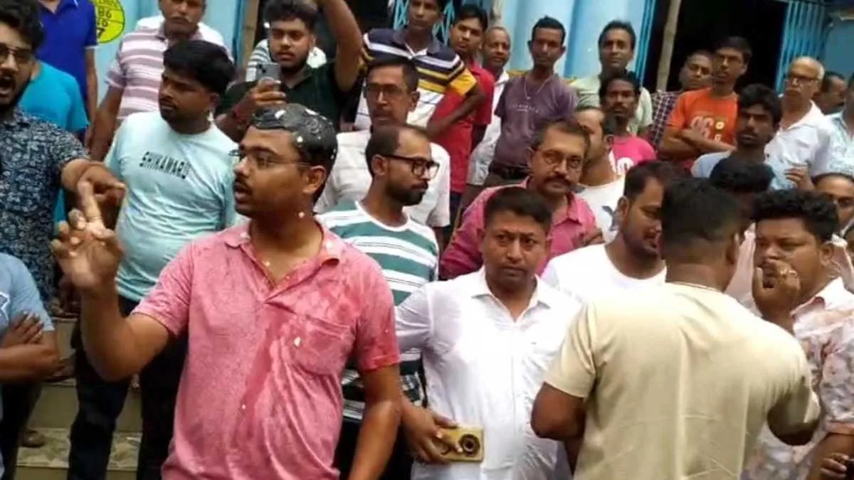 আবাসের বাড়ি পাইয়ে দেওয়ার নামে ঘুষ! ডিম ছুঁড়ে পুরসভার ইঞ্জিনিয়ারকে চরম হেনস্থা, উদ্ধার করল পুলিশ