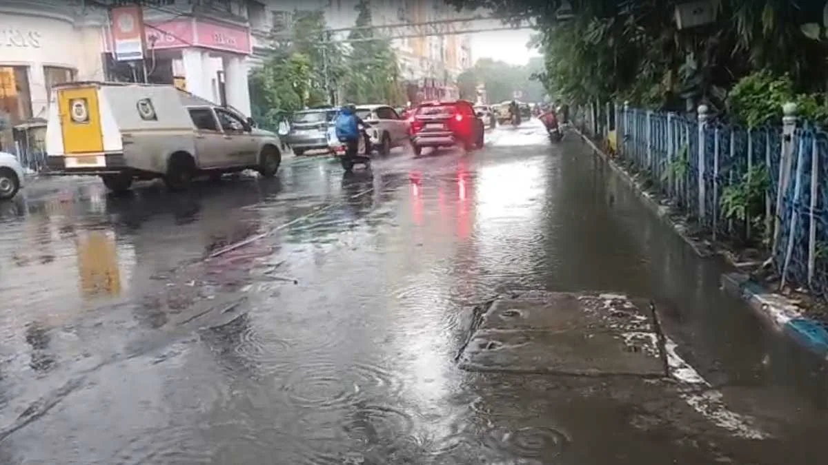 সকাল থেকে শহরে বৃষ্টি, দক্ষিণে তিন জেলার ভারী বৃষ্টির সতর্কতা, উত্তরেও চলবে দুর্যোগ