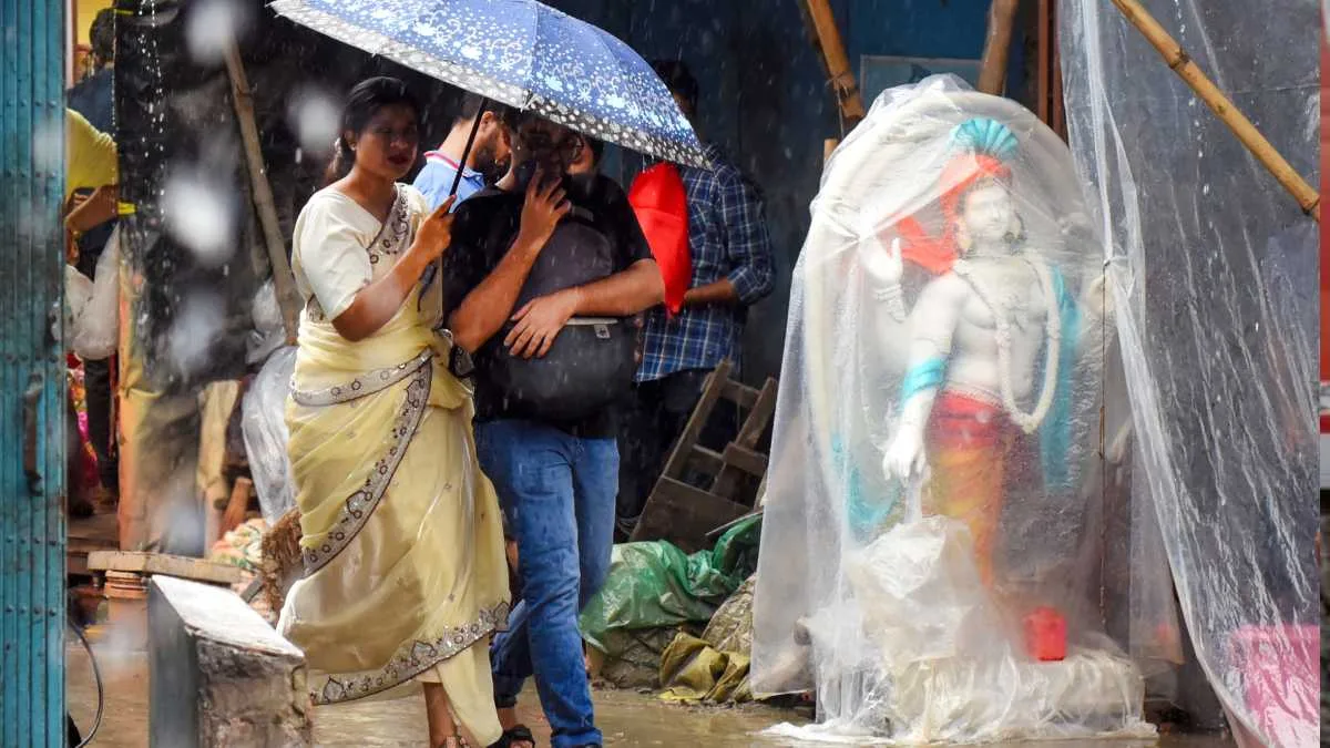 বিশ্বকর্মা পুজোর দিনও ভিজছে শহর, বঙ্গোপসাগরে তৈরি হয়েছে ঘূর্ণাবর্ত, কী বলছে হাওয়া অফিস