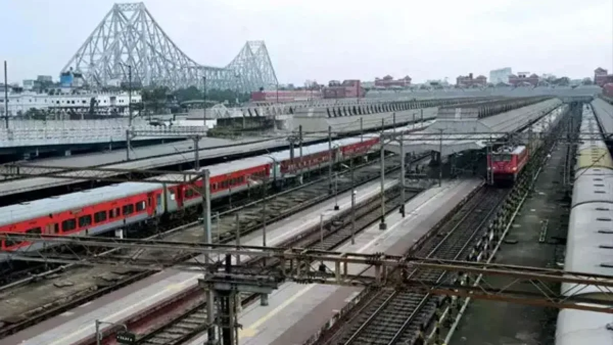 মেরামতির কাজ চলাকালীন ফের ধস ফরাক্কায়, শুক্রেও বাতিল উত্তরবঙ্গগামী একাধিক ট্রেন, দুর্ভোগে যাত্রীরা