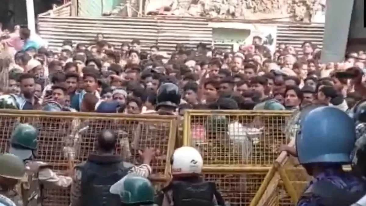 মসজিদ ভাঙার ভুয়ো এআই ভিডিও ঘিরে গুজব, উজ্জয়িনীতে পুলিশের সঙ্গে সংঘর্ষ