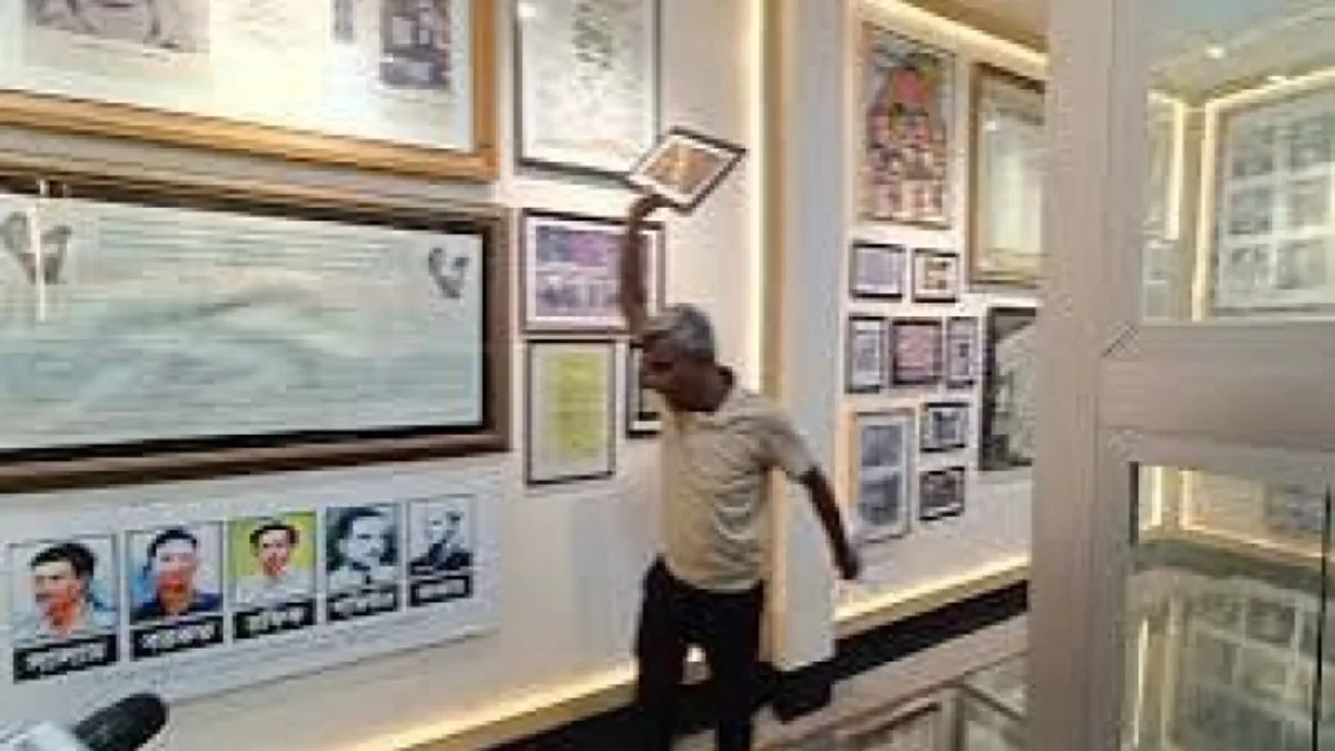 জিন্নাহর ছবি ঘিরে উত্তেজনা, ডাকসু সংগ্রহশালায় পাল্টা গোলাম আযমের ছবি
