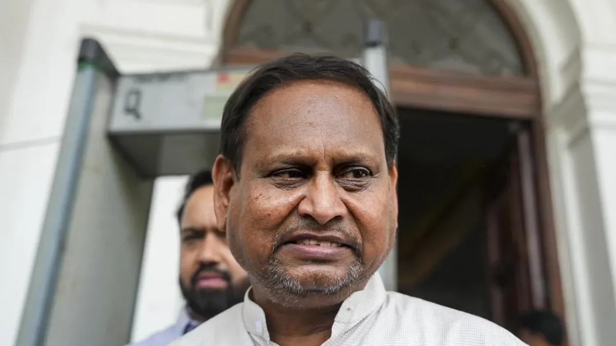 জোড়াফুলের পর এ বার বাঁশিও? রেজিনগর উপনির্বাচনের আগে কমিশনের নজরে হুমায়ুনের দল
