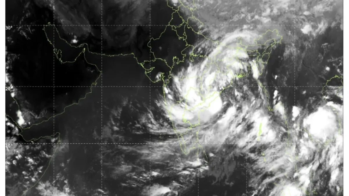 দোরগোড়ায় গভীর নিম্নচাপ, বুধবার রাতেই স্থলভাগে আছড়ে পড়ার সম্ভাবনা, ভারী বৃষ্টির সতর্কতা বাংলায়