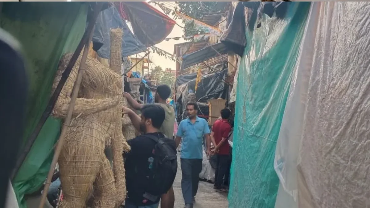 ২০ বছরেও কাটেনি জমি-জট, বৃষ্টিতে ভোগান্তি! নতুন সরকারের প্রত্যাশায় কুমোরটুলির মৃৎশিল্পীরা