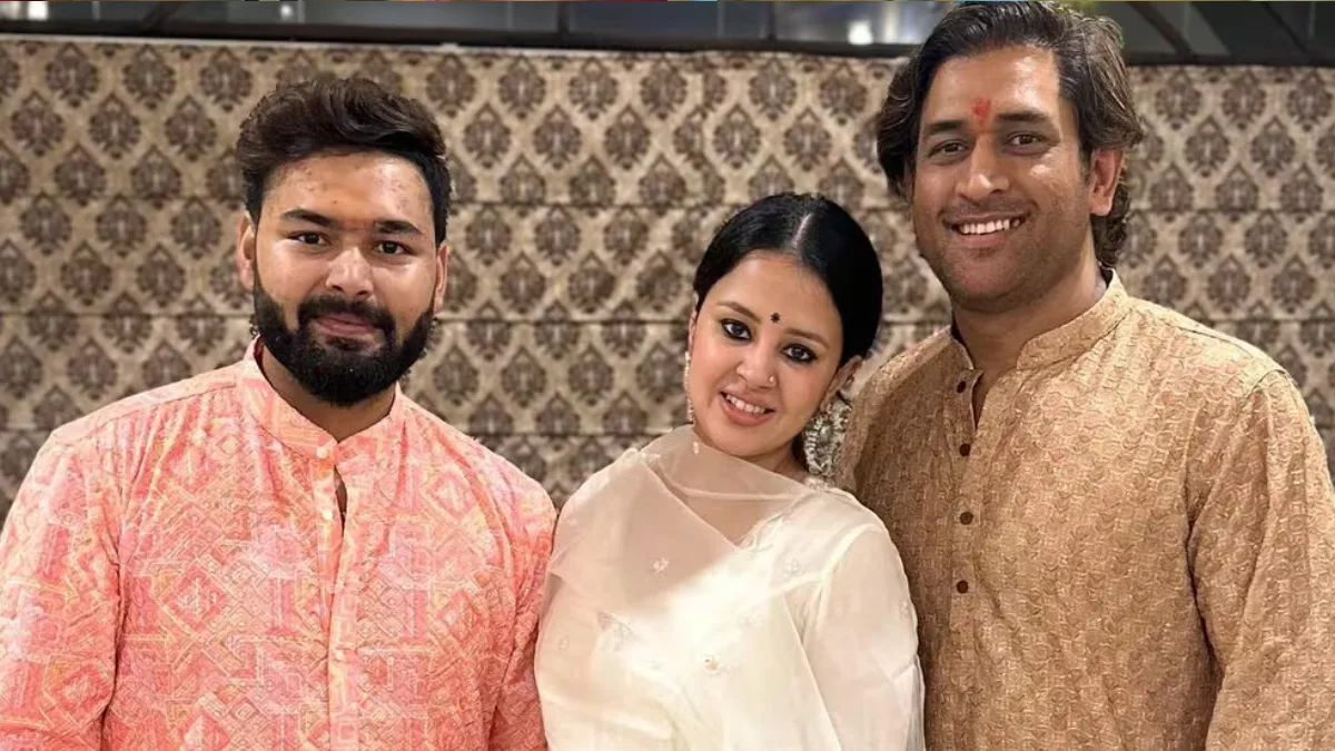 ‘হুক্কা খেয়ে আসছি…’ বলছেন ধোনি, পাশে ‘বেসামাল’ পন্থ! দুই তারকার ভাইরাল ভিডিওয় তোলপাড় ক্রিকেট মহল