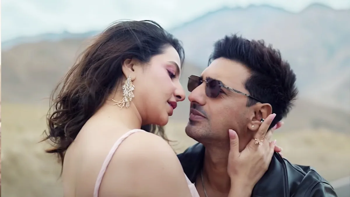 ‘তোর ছোঁয়া না পেলে ঠোঁটে, জিয়া লাগে না’, ১২ বছর পর ফের আগুন ঝরাচ্ছে দেব-শুভশ্রীর ‘দেশু’