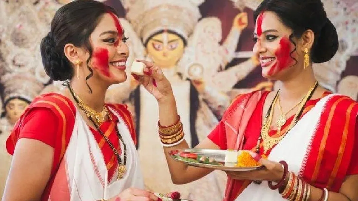 শরৎ এল রে: কৃষ্ণের মঙ্গল কামনা করে গোপিনীরা সিঁদুর খেলতেন, তাহলে কী করে দুর্গাপুজোয় চালু হল সিঁদুর খেলা?