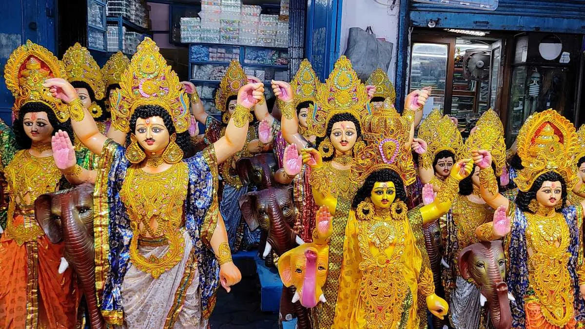 দুর্গাকে অসুর বধ করতে কুঠার দিয়েছিলেন দেবশিল্পী বিশ্বকর্মা