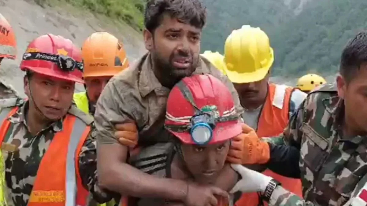 ৯ দিন পর নেপালের জলবিদ্যুর প্রকল্পের সুড়ঙ্গ থেকে জীবিত উদ্ধার দুই শ্রমিক