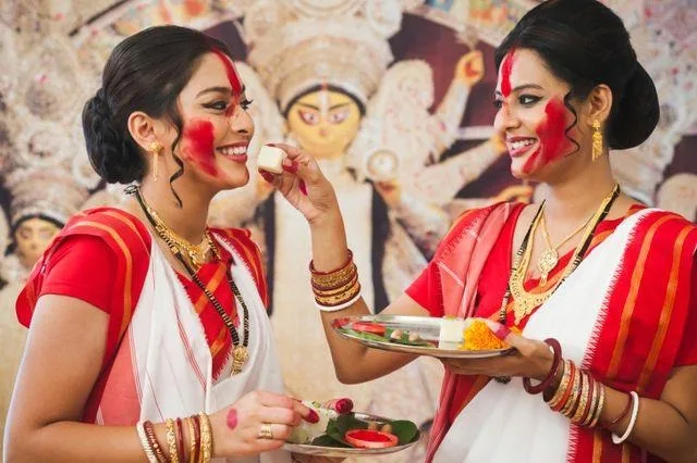 শরৎ এল রে: কৃষ্ণের মঙ্গল কামনা করে গোপিনীরা সিঁদুর খেলতেন, তাহলে কী করে দুর্গাপুজোয় চালু হল সিঁদুর খেলা?