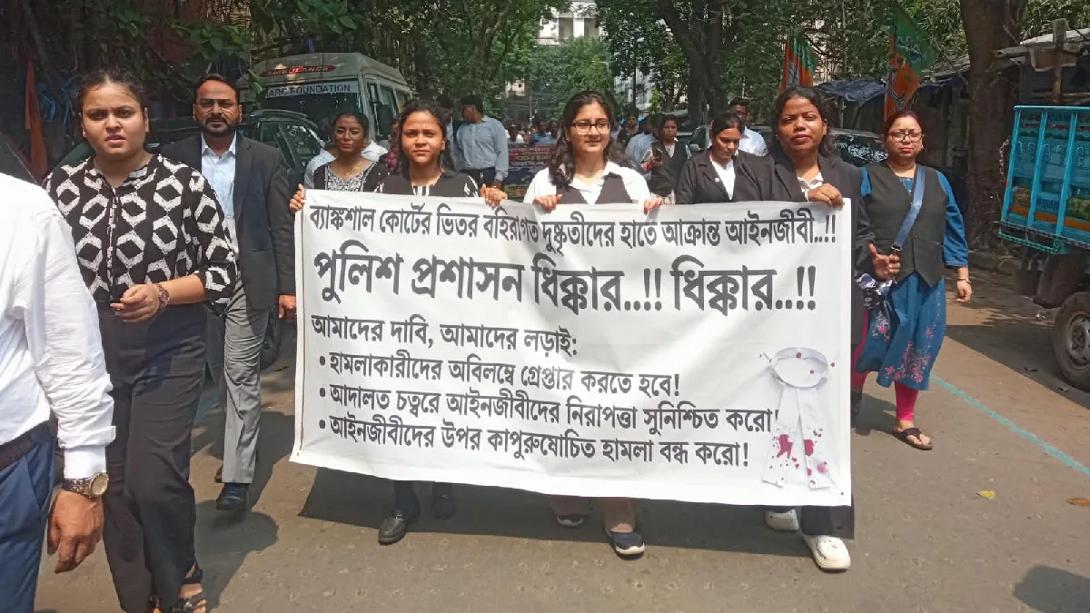 আইনজীবিদের হেনস্থা ও মারধরের প্রতিবাদে ৬ ঘণ্টা অবরোধ! ব্যাঙ্কশালে বিক্ষোভ, যানজটে স্তব্ধ মধ্য কলকাতা