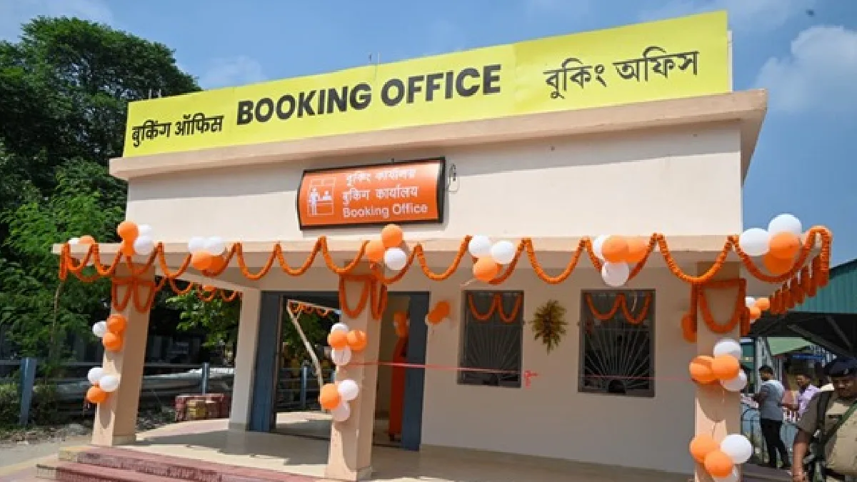 পুজোর আগে ব্যারাকপুরে নতুন টিকিট কাউন্টার, শৌচাগার চালু শিয়ালদহ ও বালিগঞ্জে