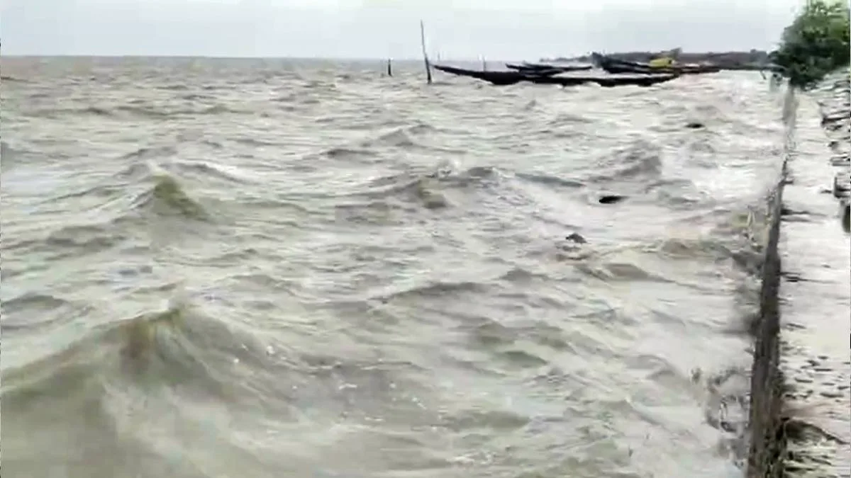 ঘূর্ণিঝড়ের প্রভাবে সুন্দরবনে দুর্যোগের আশঙ্কা,  সতর্ক প্রশাসন, চলছে মাইকিং