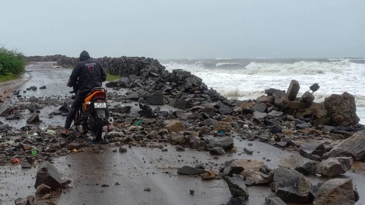 ল্যান্ডফল সম্পন্ন হতেই শক্তি হারাচ্ছে ঘূর্ণিঝড় ‘অর্ণব’, অন্ধ্র ও ওড়িশায় তাণ্ডবে ক্ষয়ক্ষতি