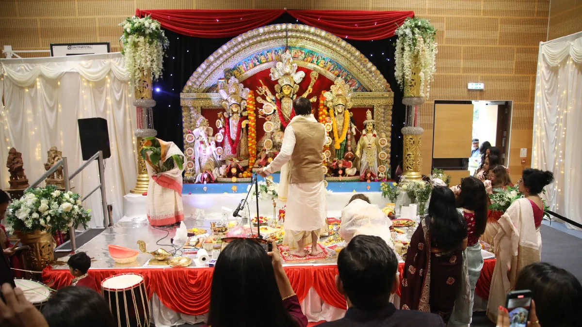 প্রবাসে বাংলার দুর্গাপুজোর আমেজ, লন্ডন শারদ উৎসবে এবার আকাশবাণীর শতবর্ষ উদযাপন