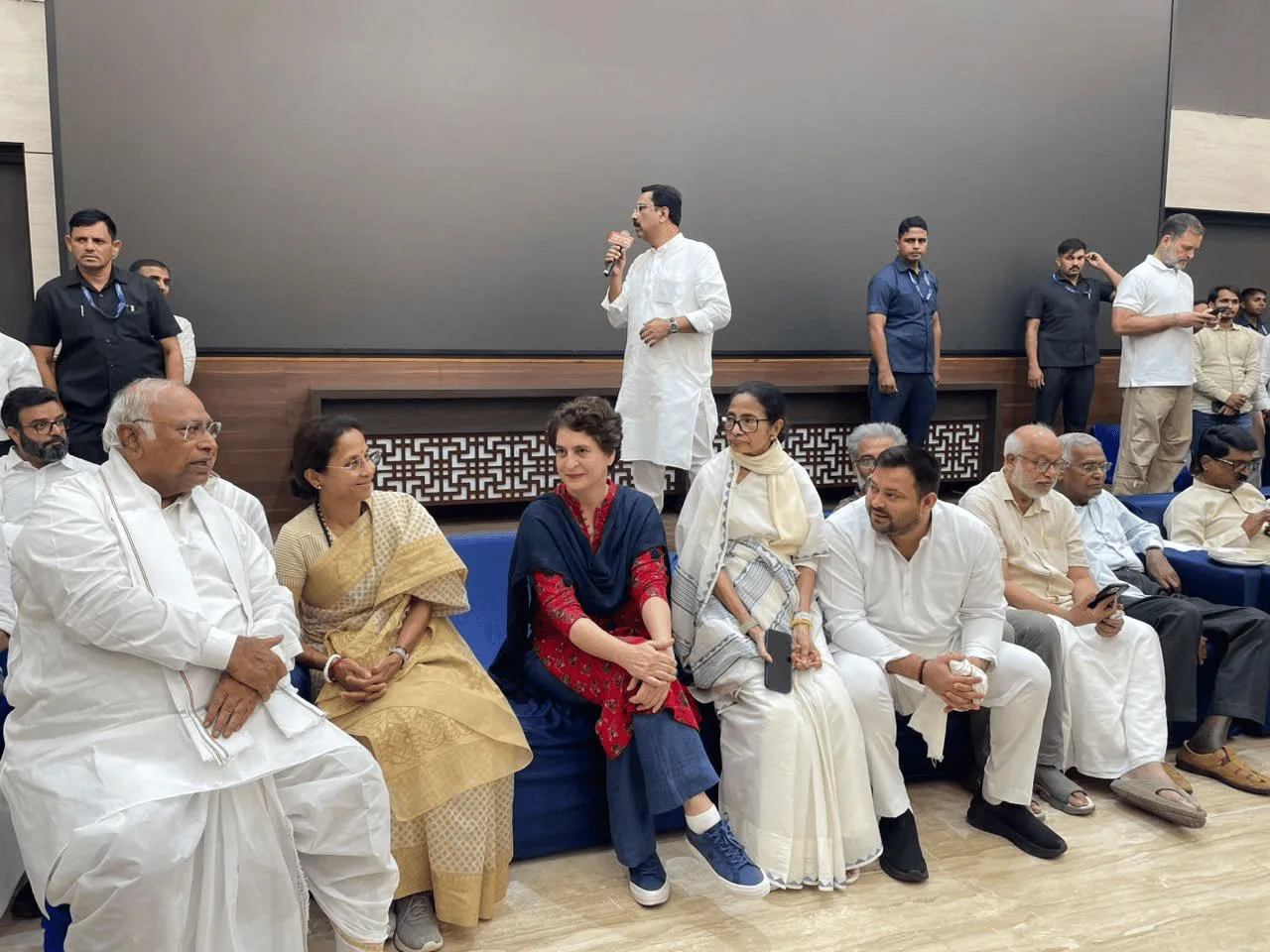 পরামর্শ প্রধান বিচারপতির: নির্বাচন কমিশনের বিরুদ্ধে শীর্ষ আদালতে মামলা দায়ের ইন্ডিয়া জোটের, মঙ্গলেই শুনানি