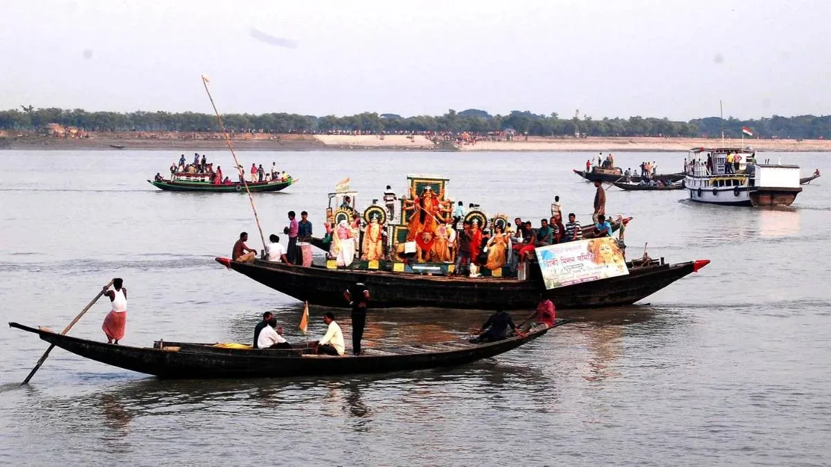 শরৎ এল রে: দুর্গাপ্রতিমা বিসর্জন নিয়ে কড়া নিরাপত্তা, ভারত-বাংলাদেশ সীমান্তে টাকিতে হাই অ্যালার্ট