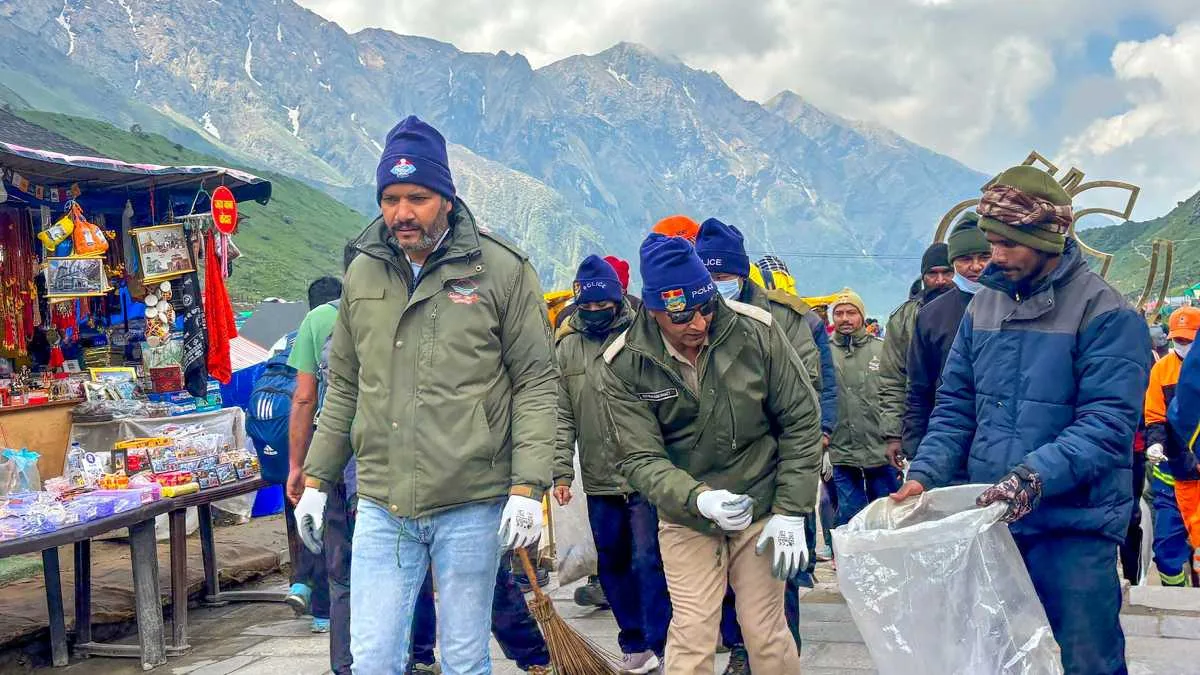 কেদারনাথ থেকে বর্জ্য নামাচ্ছেন পুণ্যার্থীরা, চার মাসে সাফ ১২ টন