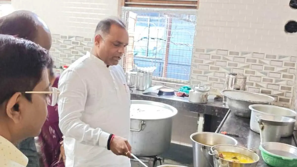ঝাড়গ্রাম হাসপাতালে আচমকা পরিদর্শন বিধায়কের, রোগীদের খাবার পরীক্ষা