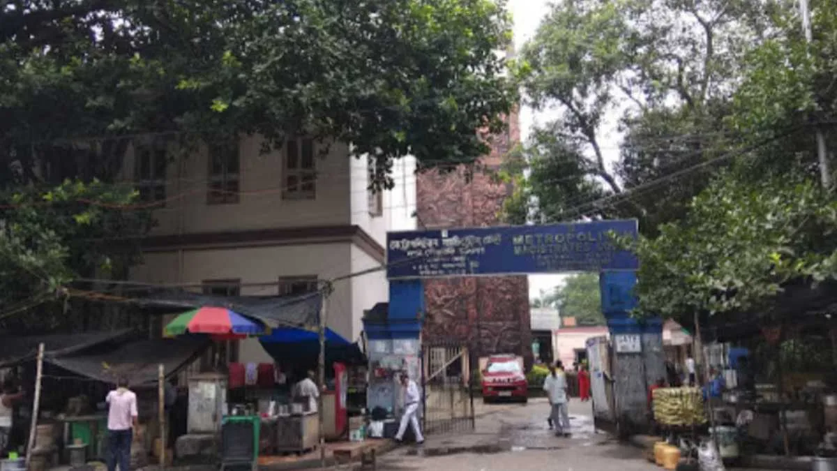 ব্যাঙ্কশাল কোর্টে আইনজীবীদের উপর হামলা, অভিযুক্তদের গ্রেপ্তার ও নিরাপত্তার দাবিতে কর্মবিরতি