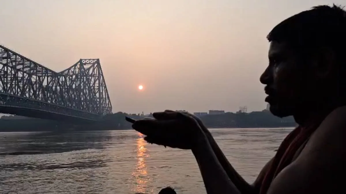 মহালয়ার সকালে হাওড়ার বিভিন্ন ঘাটে তর্পণ, মানুষের উপচে পড়া ভিড়