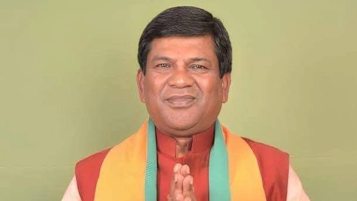 বুকে ব্যথা নিয়ে বেসরকারি হাসপাতালে ভর্তি বিধানসভার স্পিকার, ঋতব্রত-সহ ১০ বিধায়কদের ভবিষ্যৎ কী?