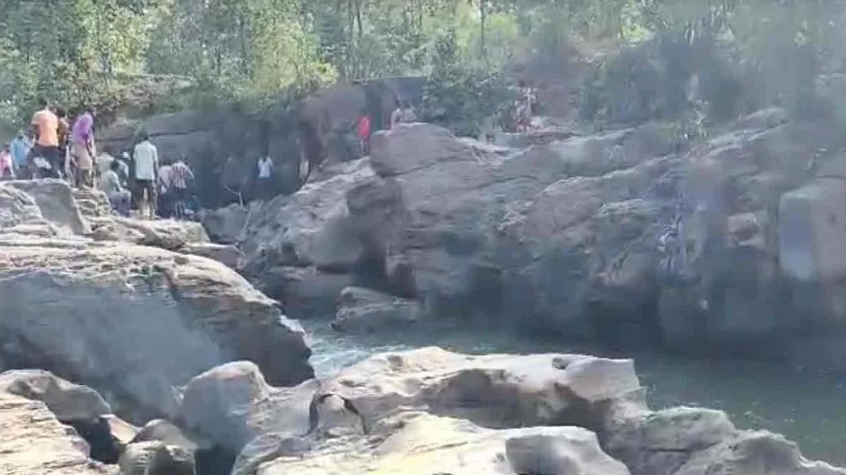 সন্তানকে বাঁচাতে জলপ্রপাতে ঝাঁপ দিলেন মা, ঝাড়গ্রামে ঘটল মর্মান্তিক দুর্ঘটনা