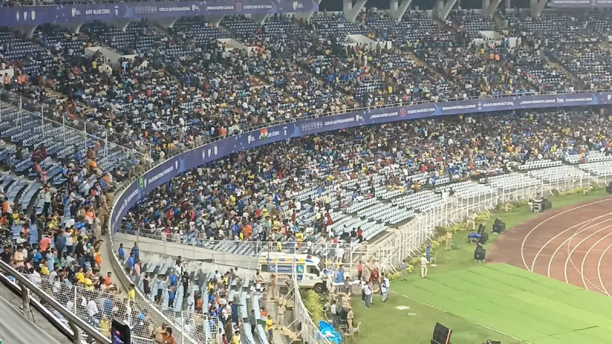 পরণে হলুদ জার্সি, গায়ে জড়ানো তেরঙ্গা, দুই প্রধানের জার্সি গায়েও হাজির অনেকে—বর্ণময় যুবভারতী গ্যালারির হাল-হকিকত