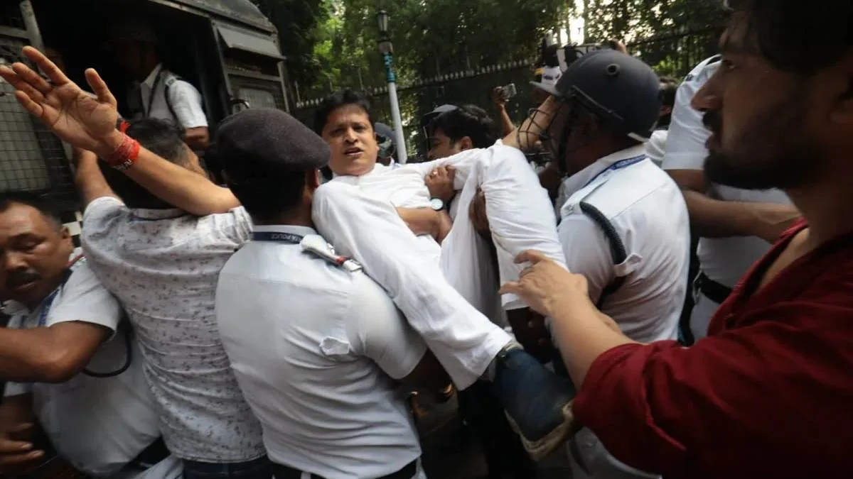 ‘জ্ঞানেশ হঠাও’ অভিযানে কংগ্রেসের লোকভবন ঘেরাও, কলকাতার কর্মসূচি ঘিরে ধুন্ধুমার