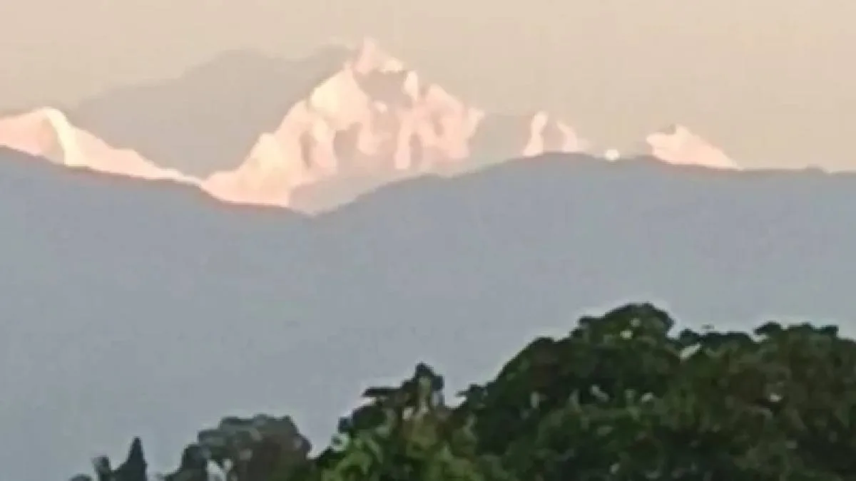 চতুর্থীতেই শ্বেতশুভ্র কাঞ্চনজঙ্ঘা দেখল শিলিগুড়ি, দুর্গাপুজোয় বাড়তে চলেছে পর্যটক