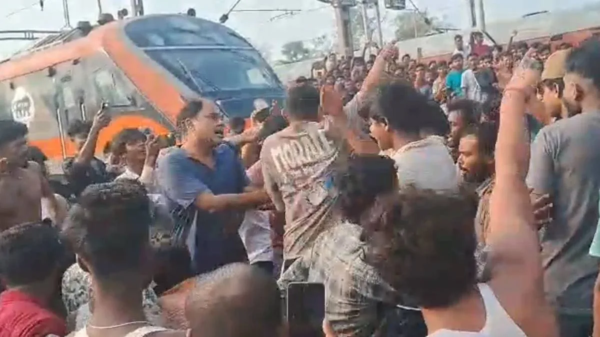 ‘রোজ ট্রেন লেট কেন?’ মহাষষ্ঠীতে যাত্রী বিক্ষোভে হুগলিতে থমকে গেল বন্দে ভারত