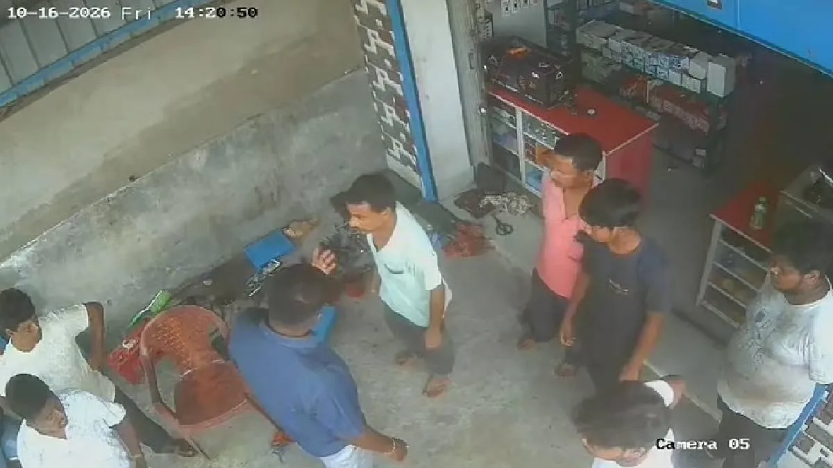১৫ হাজার টাকা চাঁদা দিতে হবে, রাজি না হওয়ায় দুই গ্যারেজ কর্মীকে বেধড়ক মারধরের অভিযোগ