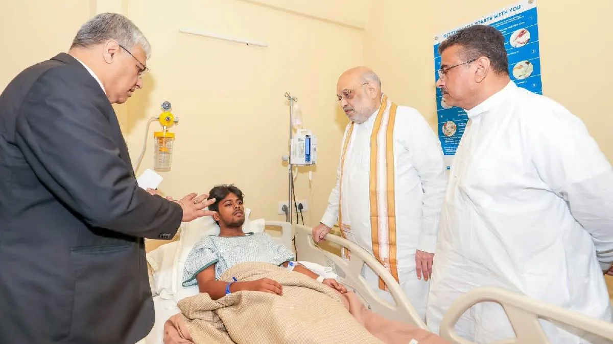 মুখ্যমন্ত্রীকে সঙ্গে নিয়ে কালীঘাটে পুজো দিলেন স্বরাষ্ট্রমন্ত্রী, চোরবাগানে আহতদের দেখতেও গেলেন