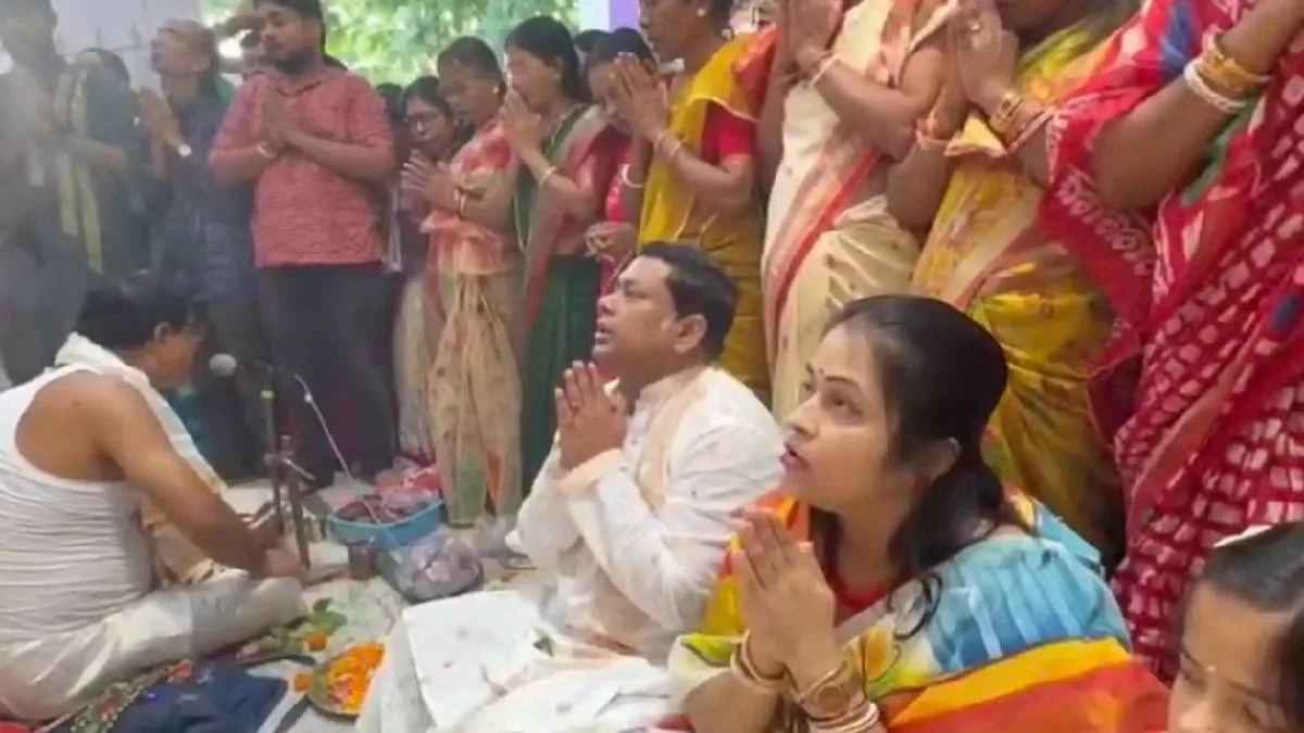 অষ্টমীতে পাড়ার পুজোমণ্ডপে সপরিবারে অঞ্জলি দিলেন সুকান্ত মজুমদার, মাতলেন আড্ডাতেও