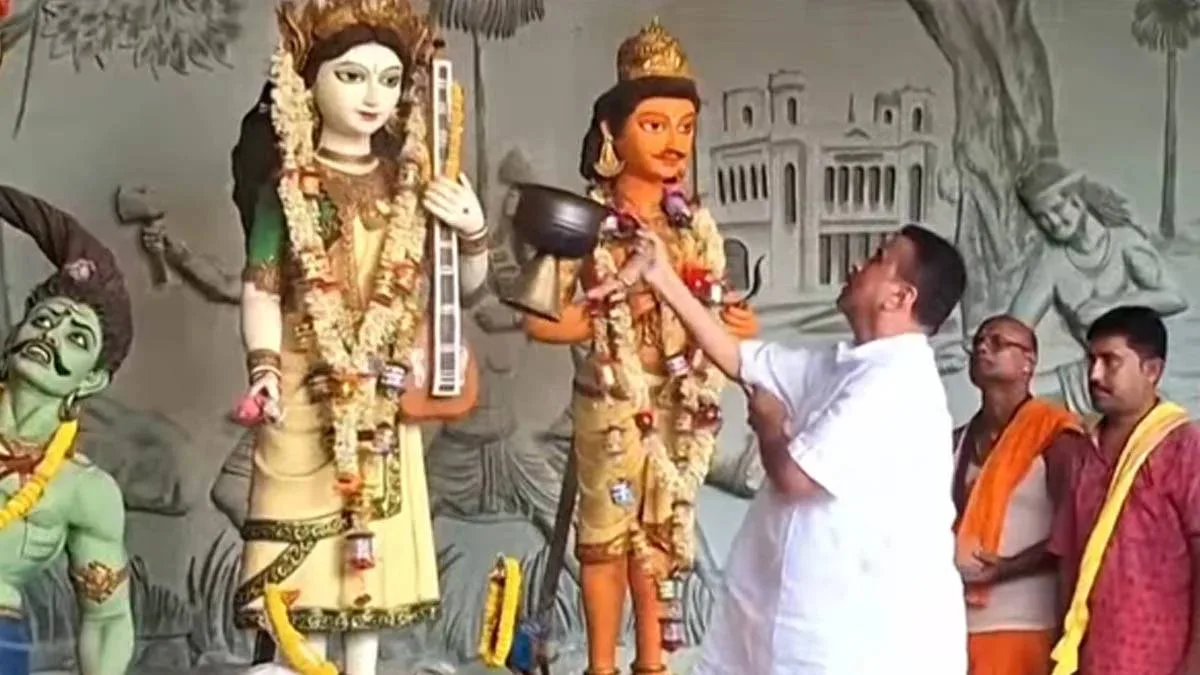 ‘প্রতি বছর পুজো করি, কমিউনিস্ট নই’, নিজের ক্লাবে পুষ্পাঞ্জলি দিয়ে বার্তা মুখ্যমন্ত্রীর