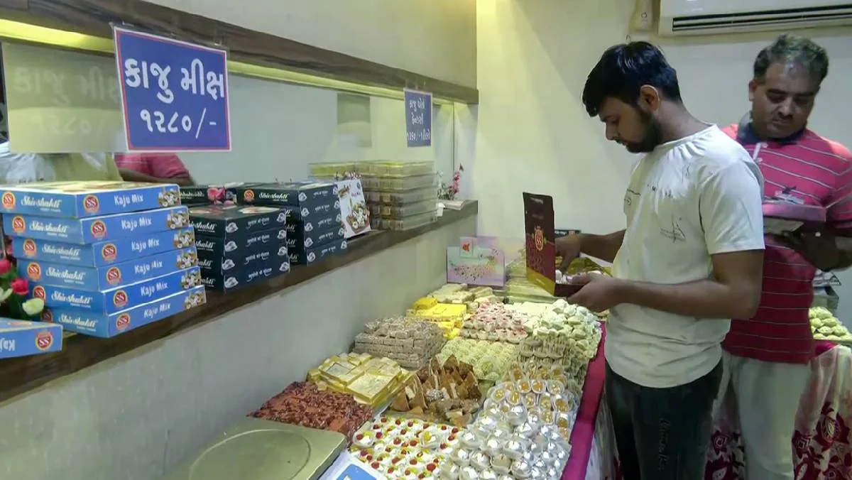 বিজয়া দশমীতে চিনি-দুধের দামে নাভিশ্বাস মধ্যবিত্তের, মহার্ঘ মিষ্টি আকারেও ছোট