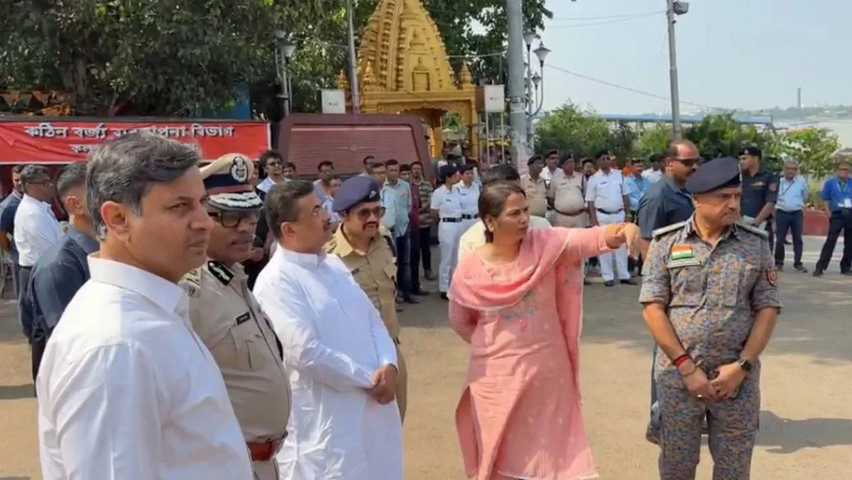 ‘নিরাপত্তা-পরম্পরা-ঐতিহ্য মেনেই বিসর্জন হবে’, বাবুঘাট পরিদর্শন করে বার্তা মুখ্যমন্ত্রীর