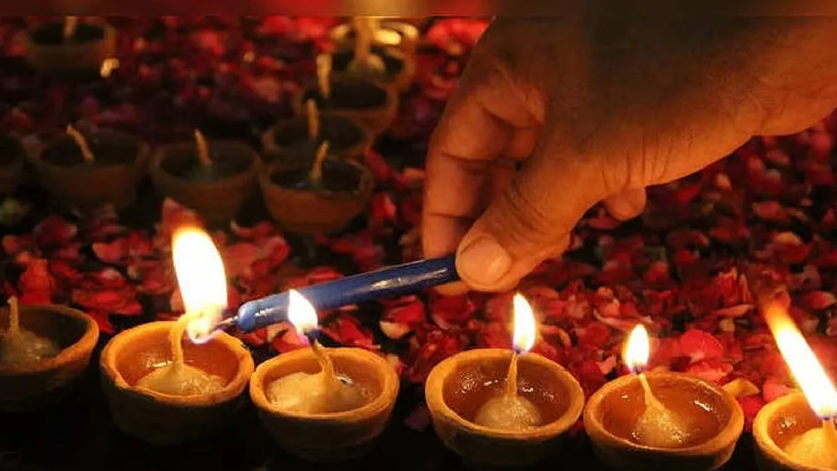 মাটির প্রদীপ তৈরির কাজ শুরু হয়েছে, কালীপুজোকে ঘিরে ব্যস্ততা তুঙ্গে উঠেছে