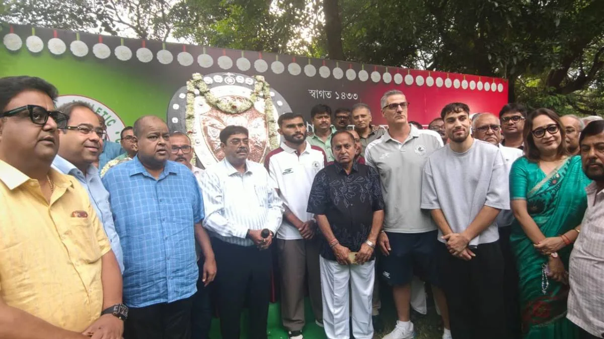 আইএফএ শিল্ড জয়ের উদযাপন অনুষ্ঠানে কোচ দিমপেরিসকে মোহনবাগান কর্তারা জানিয়ে দিলেন, পাশে আছি